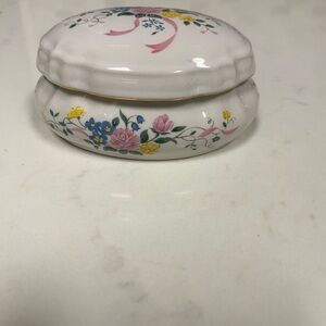 Heritage House Collector Edition Porcelain Musical floral trinket box